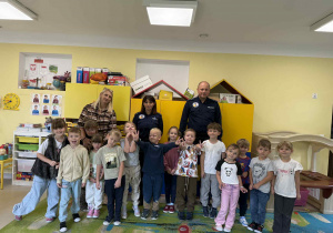 Zdjęcie grupowe dzieci z grupy "Motylki" z zaproszonymi gośćmi.