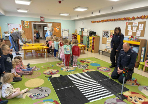 Dzieci z młodszych grup przypominają sobie zasady przechodzenia przez jezdnię.