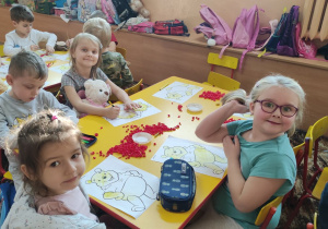 Dzieci z grupy Skrzaty podczas wykonywania pracy plastycznej.