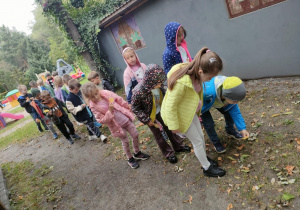 Spacerujemy po ogrodzie przedszkolnym i poszukujemy jesiennych liści.
