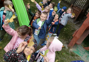 Jesienny spacer po ogrodzie przedszkolnym i zbieranie darów natury.