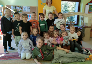 Pamiątkowe zdjęcie "Pszczółek" wraz z Druhną Wiktorią Michalską oraz Druhem Dominikiem Barańskim.