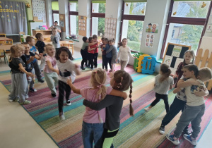 Dzieci biorą udział w kalarepkowej opowieści ruchowej.