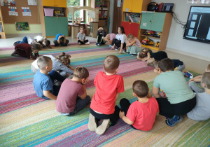 Dzieci biorą udział w kalarepkowej opowieści ruchowej.