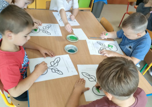 Malowanie zero waste z wykorzystaniem darów jesieni.