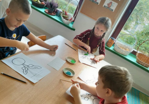 Malowanie zero waste z wykorzystaniem darów jesieni.