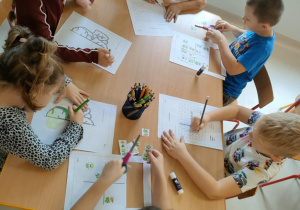 Chętne dzieci wykonują dodatkowe, kalarepkowe karty pracy o podwyższonym poziomie trudności.