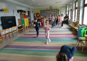 Dzieci podczas konkurencji sportowej "grzybobranie".