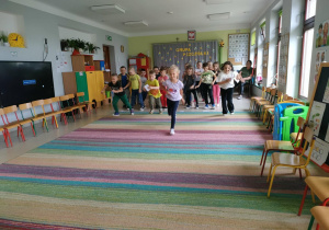 Dzieci podczas konkurencji sportowej "grzybobranie".