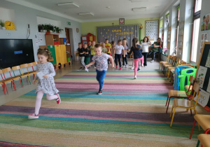 Dzieci podczas konkurencji sportowej "grzybobranie".