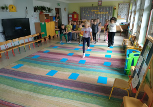 Udział "Pszczółek" w konkurencji sportowej "deszczowy spacer".