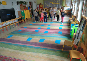 Udział "Pszczółek" w konkurencji sportowej "deszczowy spacer".