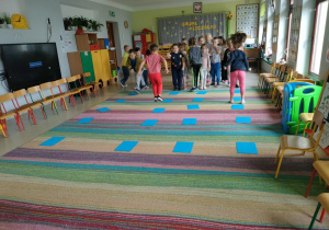 Udział "Pszczółek" w konkurencji sportowej "deszczowy spacer".