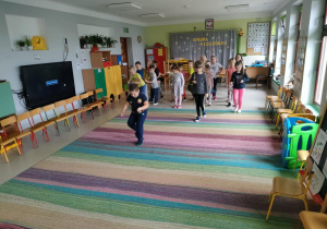 Przedszkolaki uczestniczą w konkurencji sportowej "zapasy wiewiórki".