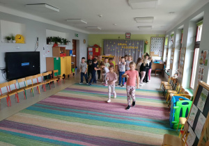 Przedszkolaki uczestniczą w konkurencji sportowej "zapasy wiewiórki".