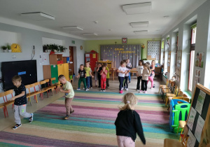Przedszkolaki uczestniczą w konkurencji sportowej "zapasy wiewiórki".