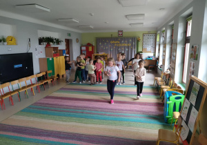 Przedszkolaki uczestniczą w konkurencji sportowej "zapasy wiewiórki".