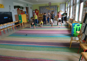Dzieci z grupy "Pszczółek" biorą udział w konkurencji sportowej "jesienne dary sadu".