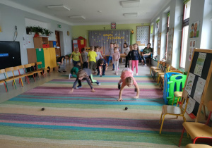 Dzieci z grupy "Pszczółek" biorą udział w konkurencji sportowej "jesienne dary sadu".