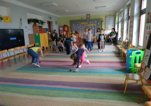Dzieci z grupy "Pszczółek" biorą udział w konkurencji sportowej "jesienne dary sadu".