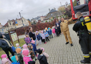 Maluszki oraz "Żabki" oglądają wyposażenie wozu strażackiego.