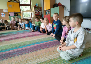 W ciszy i skupieniu wskazane dziecko rozwiązuje zagadkę słuchową.