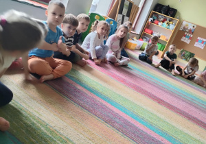 W ciszy i skupieniu wskazane dziecko rozwiązuje zagadkę słuchową.