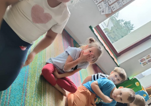 W ciszy i skupieniu wskazane dziecko rozwiązuje zagadkę słuchową.