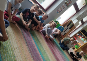 W ciszy i skupieniu wskazane dziecko rozwiązuje zagadkę słuchową.