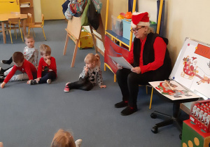 Dzieci z "Pszczółek" słuchają wiersza o Mikołaju