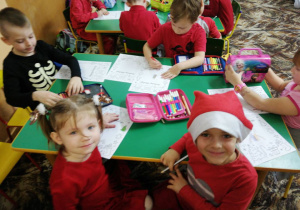 Dzieci z "Kaczuszek" podczas pracy plastycznej o Mikołaju