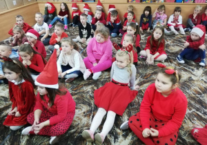 Dzieci uważnie oglądają filmik edukacyjny o Mikołaju