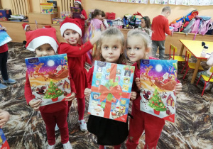 Dzieci z "Kaczuszek" z prezentami z okazji Mikołajek