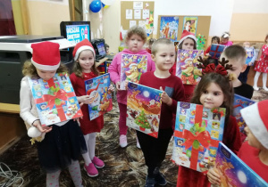 Dzieci z "Kaczuszek" pozują do pamiątkowego zdjęcia z okazji Mikołajek