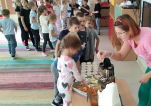Przygotowanie zdrowego soku jabłkowo-marchewkowego w klasie "Pszczółek".