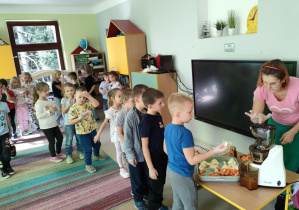 Przygotowanie zdrowego soku jabłkowo-marchewkowego w klasie "Pszczółek".