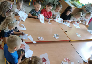 Wracamy do pracy przy stolikach i wycinamy jesienne liście z naszych odbitych dłoni.