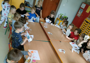 Wracamy do pracy przy stolikach i wycinamy jesienne liście z naszych odbitych dłoni.