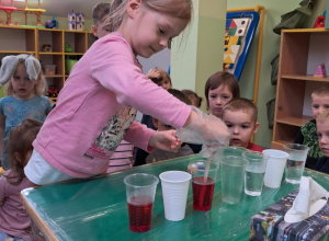 "Wędrujące kolory" u "Żabek".