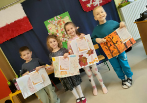 Dzieci z grupy "Pszczółek" wraz ze swoimi pracami, dyplomami za udział w konkursie oraz małym, słodkim upominkiem.