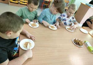 Smarujemy wafle ryżowe masłem orzechowym.