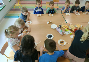 Zajęcia kulinarne w grupie "Pszczółek" - "Misowe słodkości".