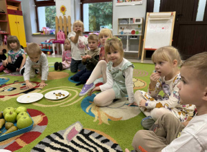 Sensoryczne zabawy z owocami