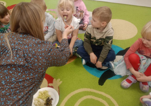Rozpoznajemy owoce za pomocą zmysłu smaku.