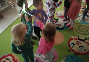 Zabawy z patyczkami świetlnymi.