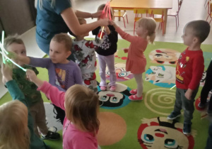 Zabawy z patyczkami świetlnymi.
