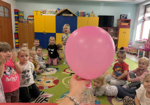 "Magiczny balon"- eksperyment.