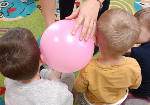 Nasłuchujemy dźwięków wydawanych przez gaz wytwarzany wewnątrz balonu.