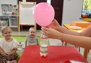 "Magiczny balon"- eksperyment.