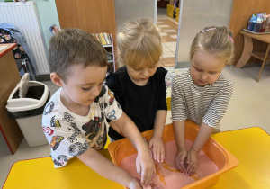 Zabawy z cieczą nienewtonowską.